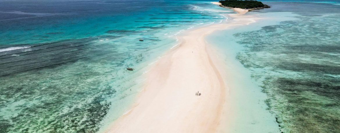 plage de sable blanc à Nosy Be