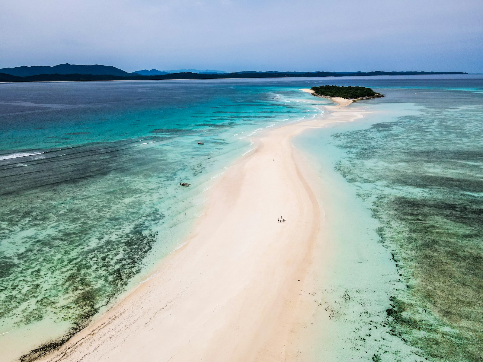 plage de sable blanc à Nosy Be