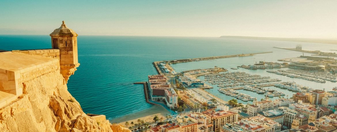 une vue d'une ville depuis un point de vue élevé